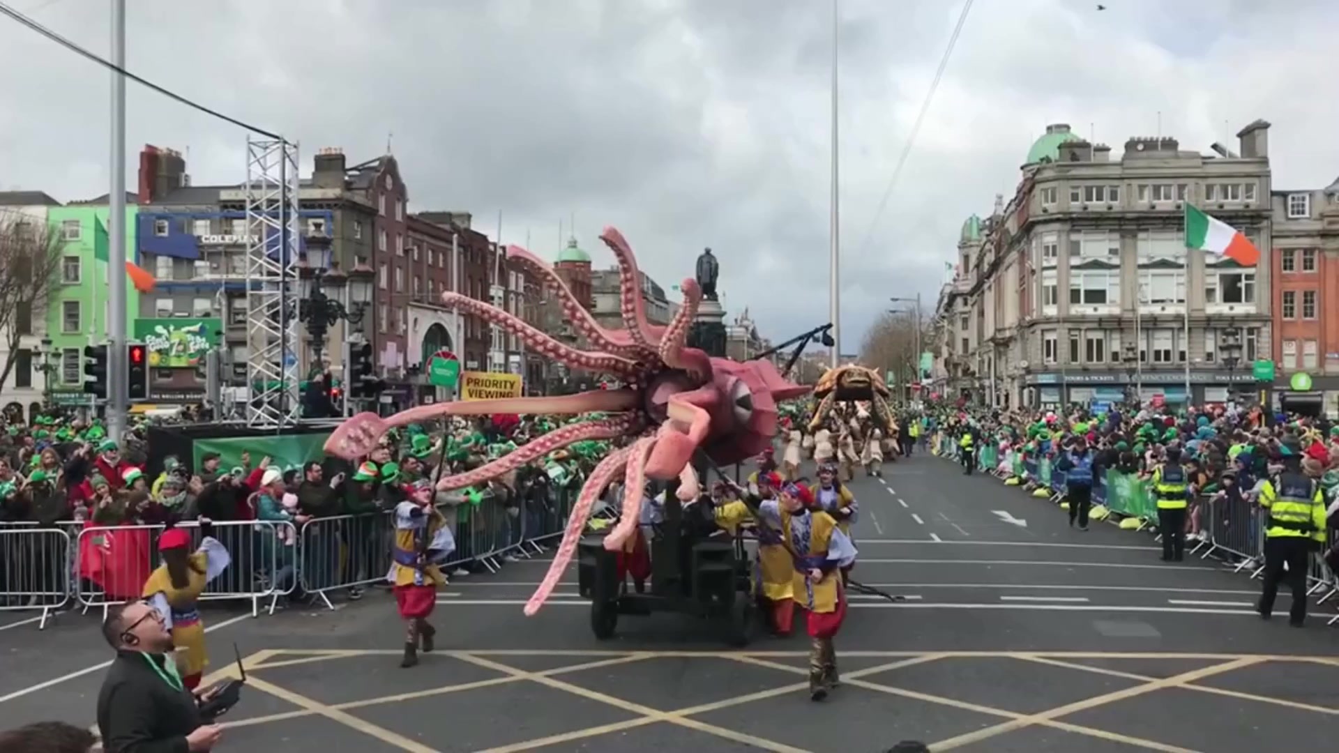 [图]英国成千上万人街头化装舞会庆祝圣帕特里克节