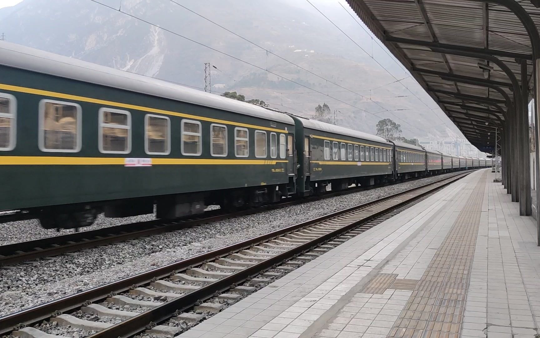 成昆线春运,客车t8868次(攀枝花南→成都)汉源站两道上行通过,限速60