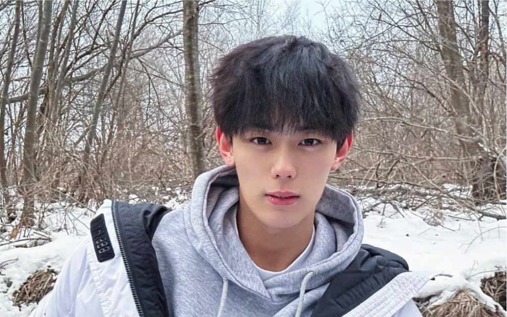 胡瀚文 用一种很新的带货方式卖烧梅子(怎么会有人擦边都这么可爱