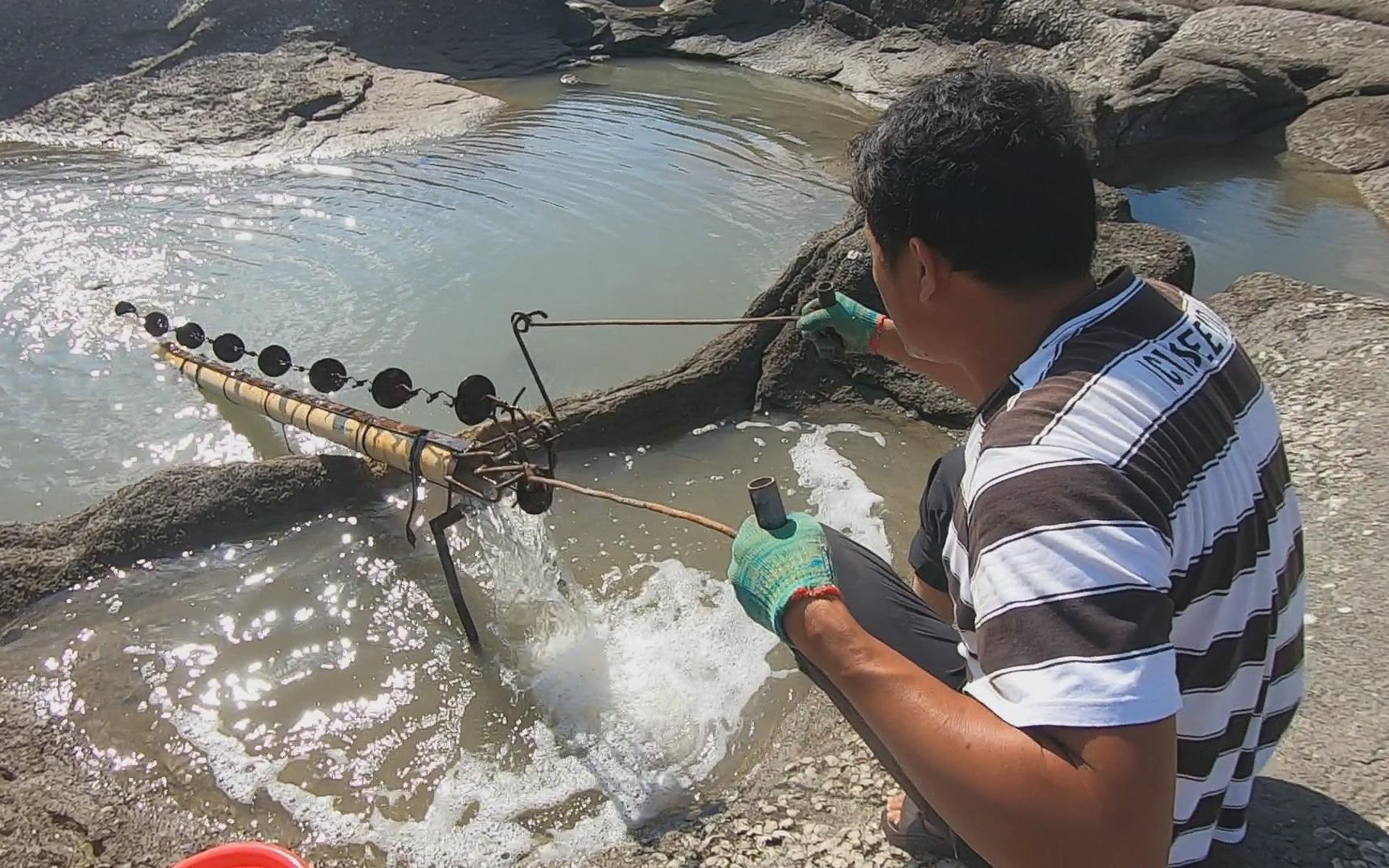 阿阳赶海抽大水坑抽干后抓到不少海鲜回家还跟老婆一起做月饼