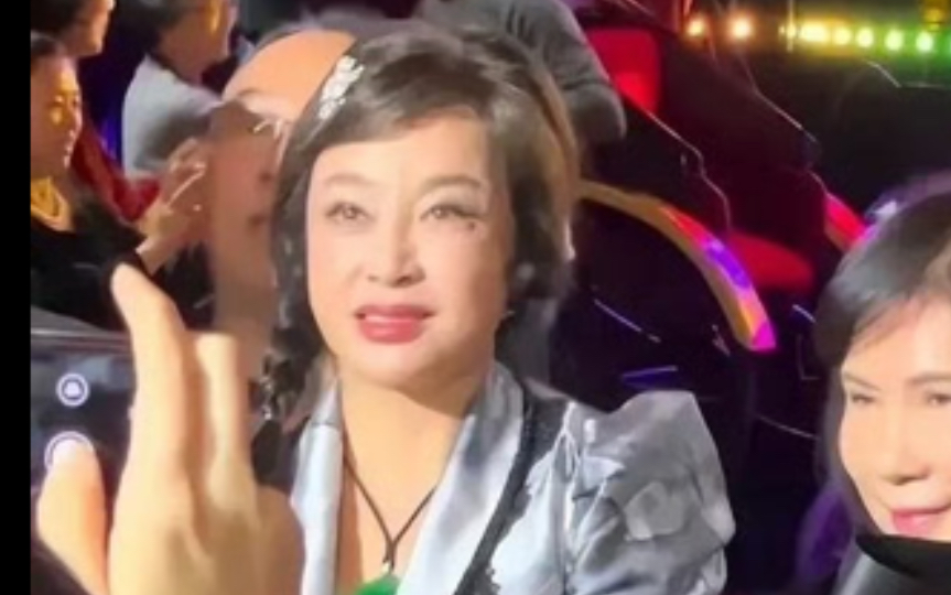 70多岁的年龄,18岁的心态,梳着麻花辫,头戴小花卡,这样的刘晓庆你们