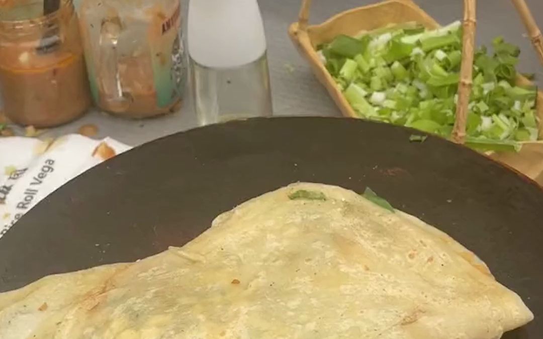 广西女子嫁到荷兰,在当地摆摊卖手抓饼生意火爆,“中国美食再一次出圈”.哔哩哔哩bilibili