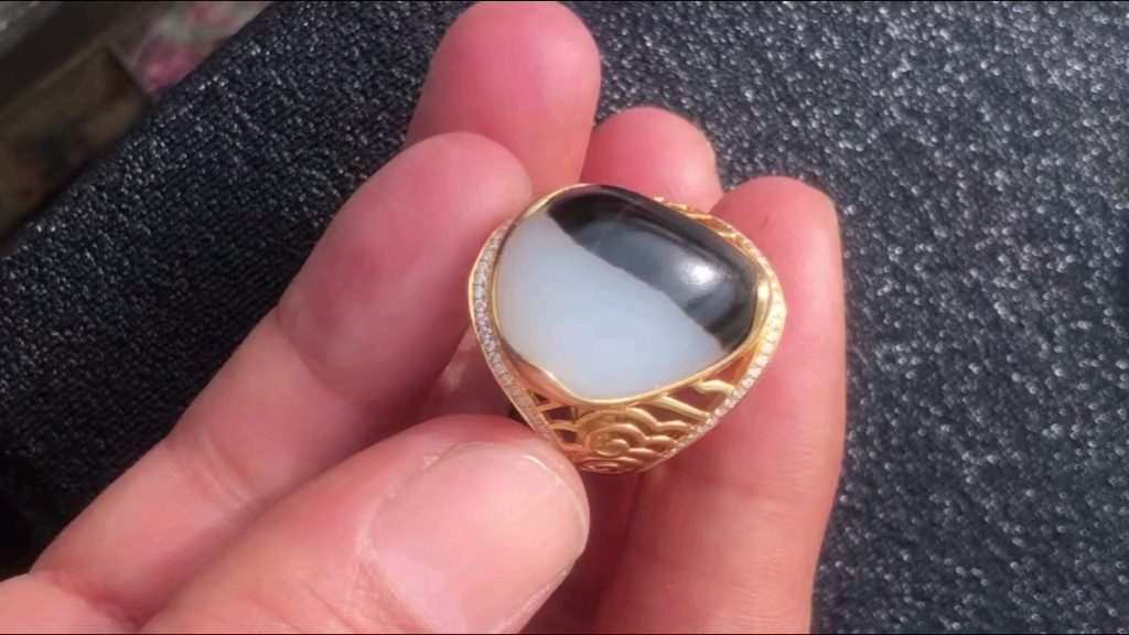 新疆和田玉籽料原石戒指,独籽镶嵌,白度一级,玉质羊脂级,18k金满钻