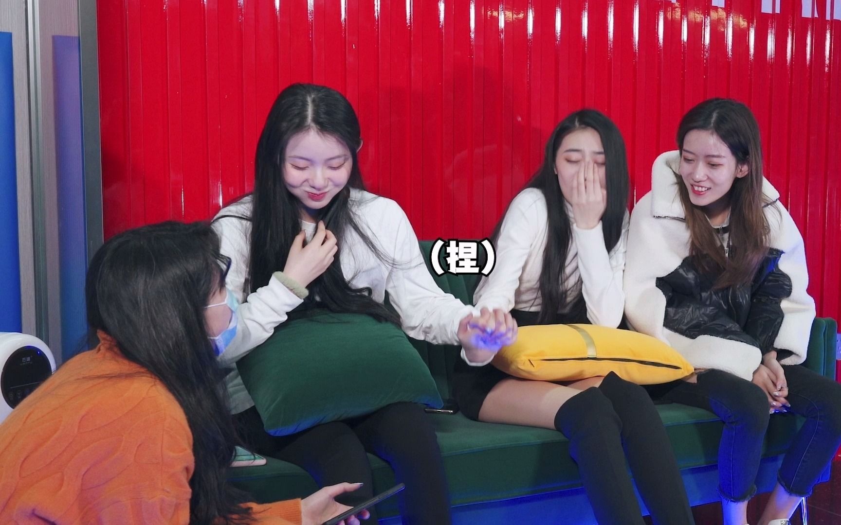 憋笑挑战在网吧找美女挠jiojio她们能忍住吗