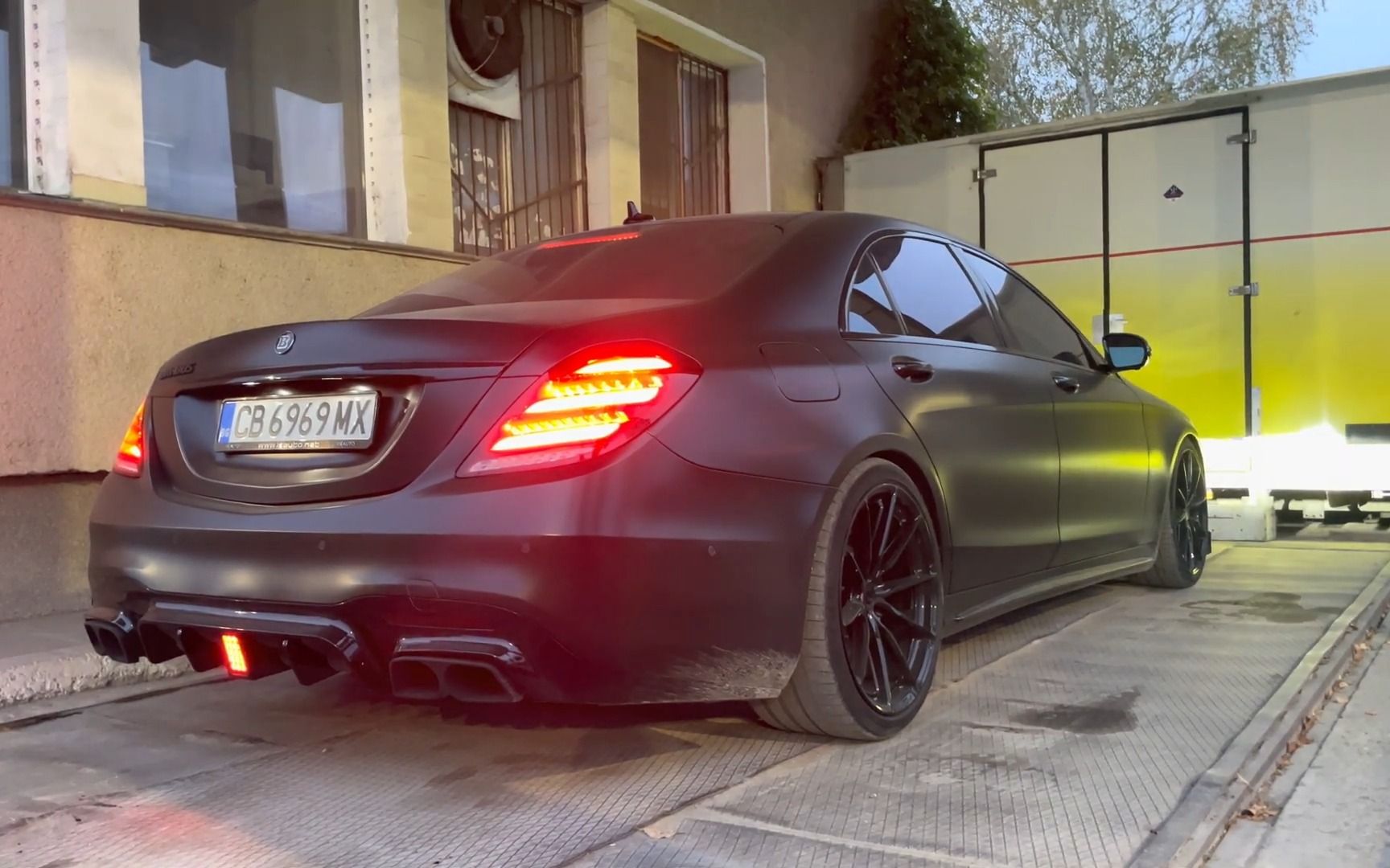 开这车不适合提早下班 奔驰s63 amg巴博斯