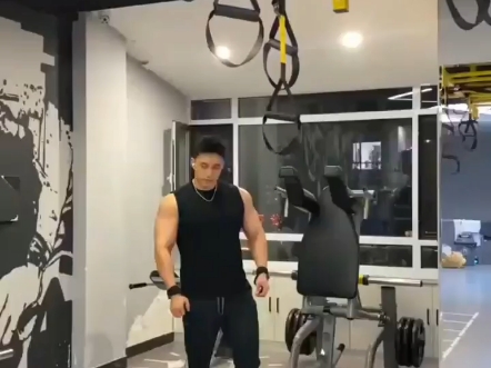 黑皮体育生 #性感男人 #强壮 #极品身材 #健身 壮硕的肌肉小伙,健眄