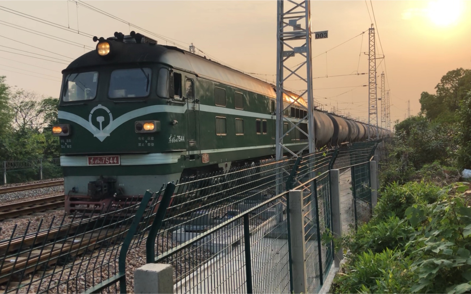 上局杭段df4b-7544牵引水泥罐车前往长兴南站