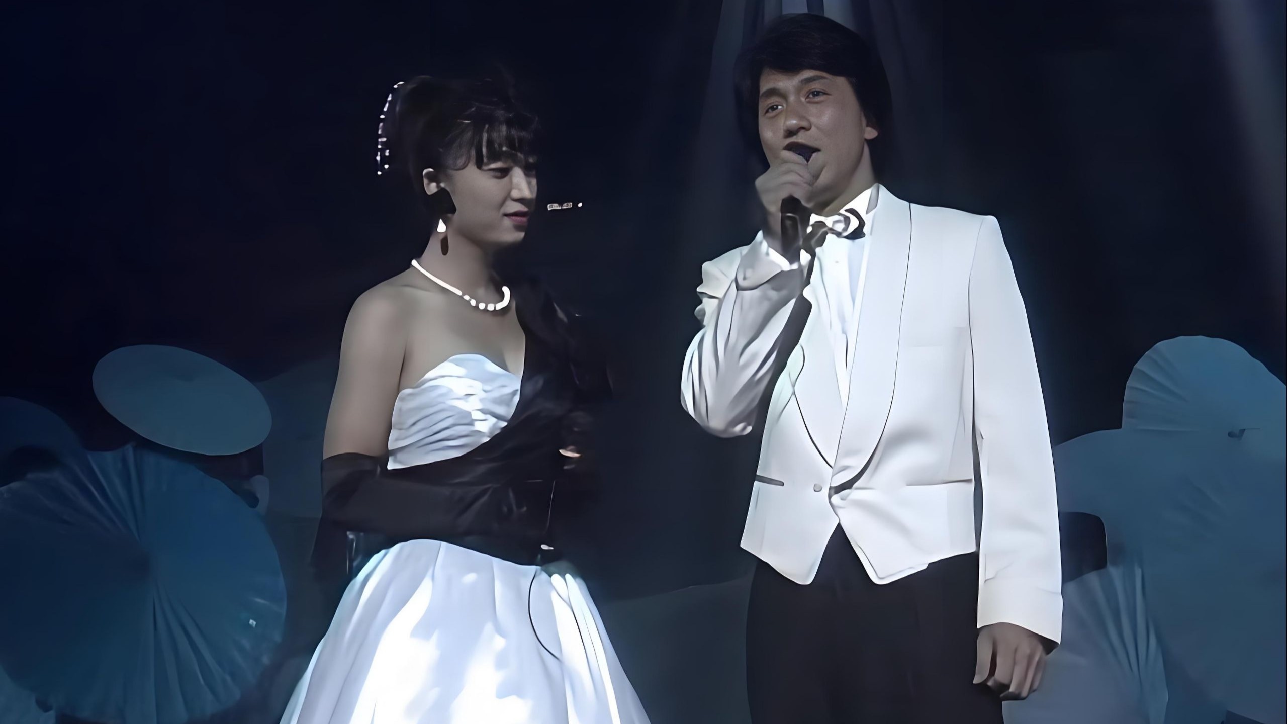 1988年成龙牵手河合奈保子深情演绎《午夜吻别前》！