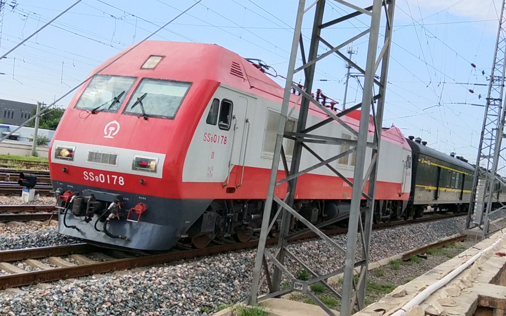 ss9g0178牵引k45进德州站一道附挂uz邮政车