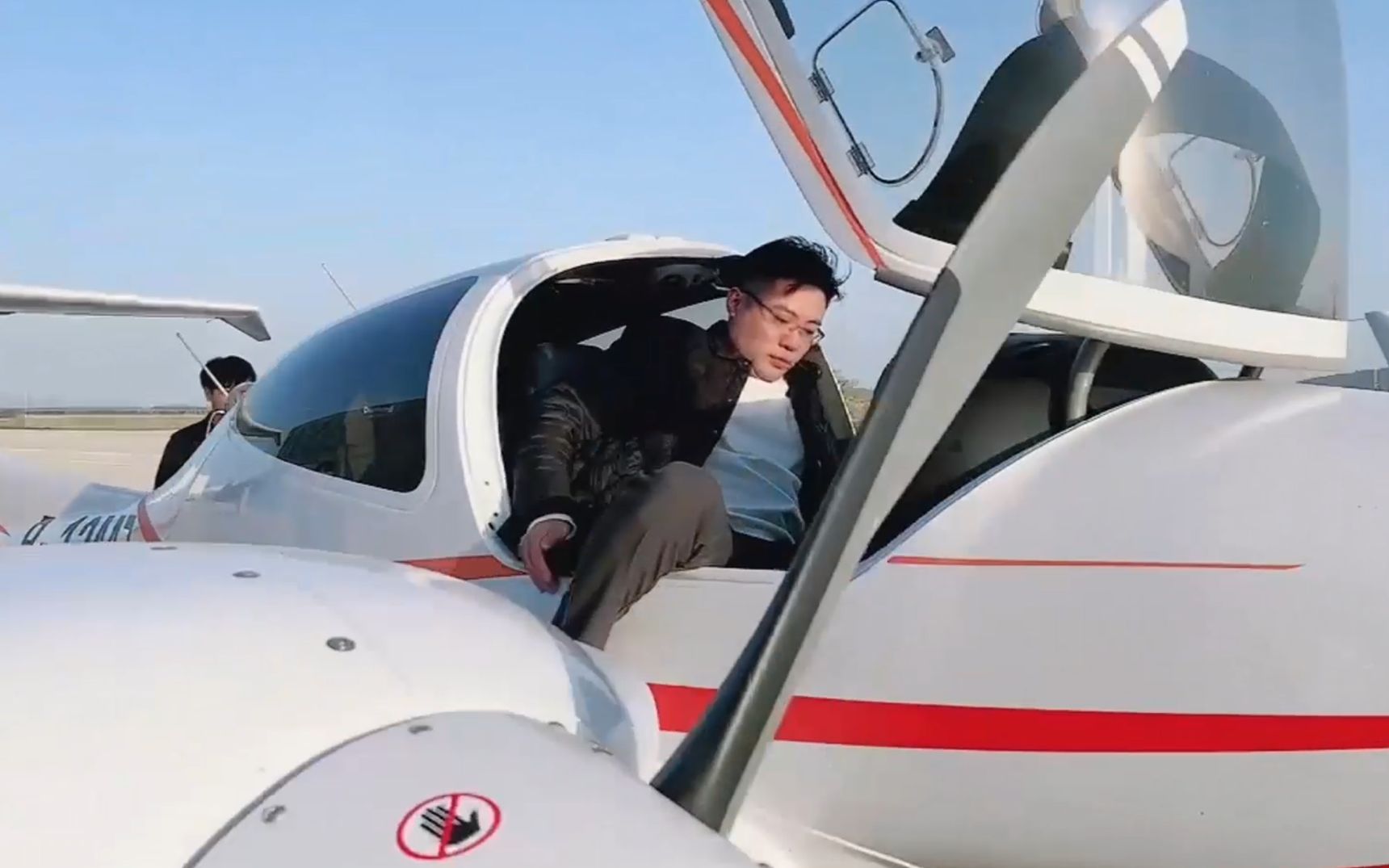 坏了,他真起飞了!大司马带水友们体验坐飞机,帅的一!