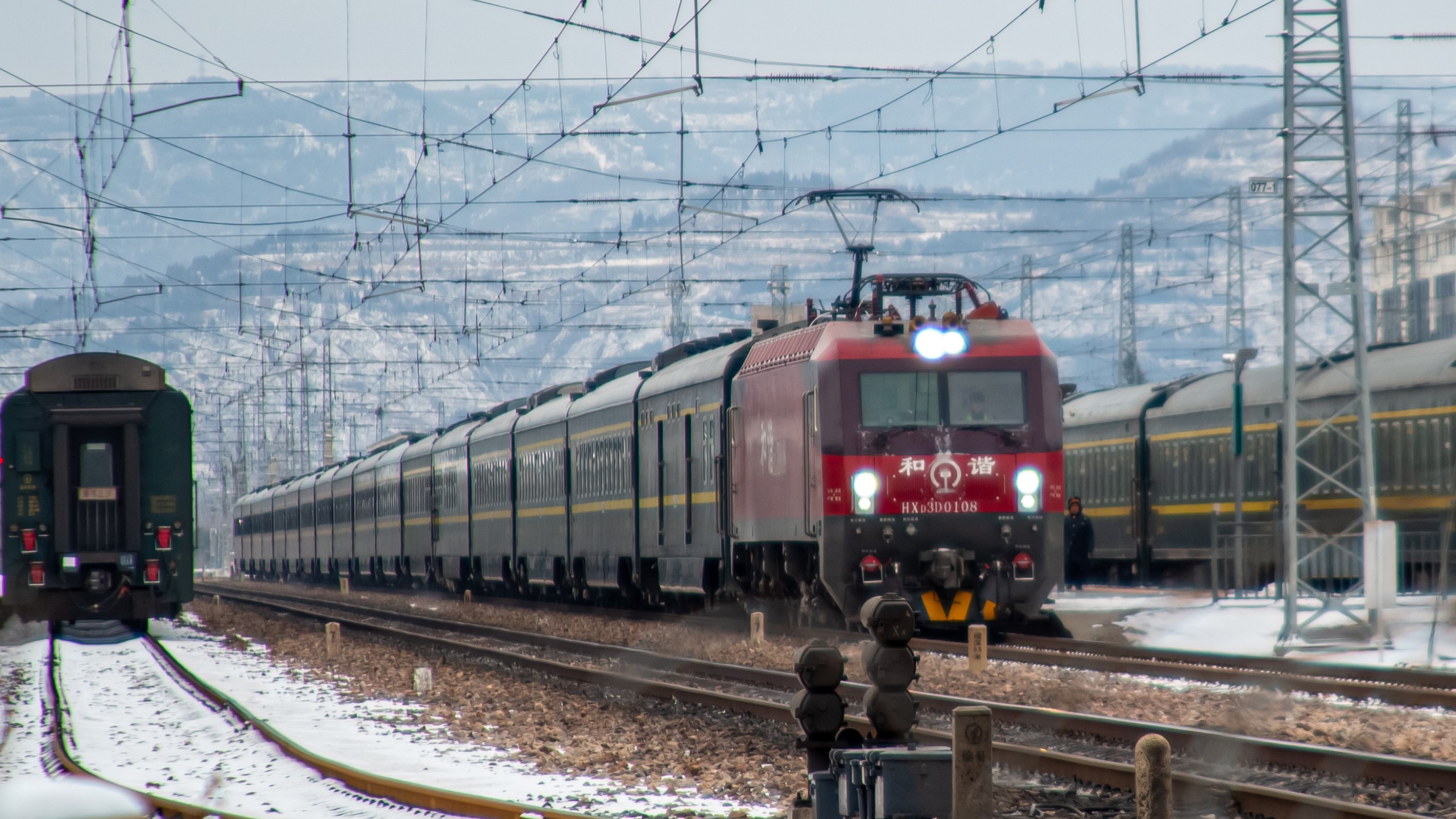沪乌直特z305/4次(上海-乌鲁木齐)晚点6小时快速跨越陇海铁路灵宝站