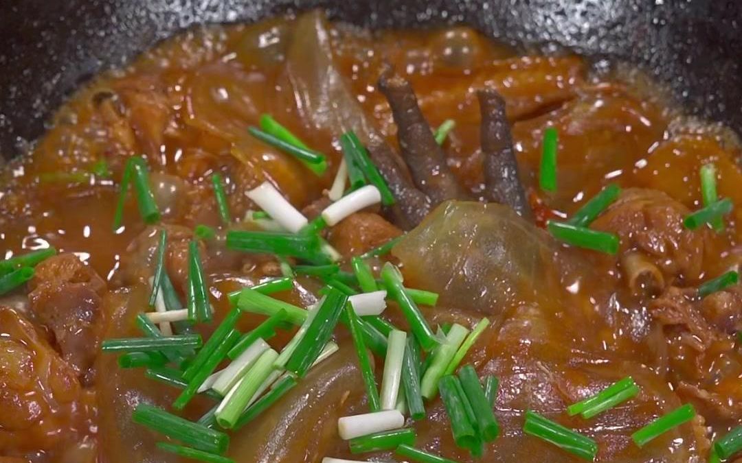 土鸡炖红薯粉皮好吃又劲道连汤汁都不剩.