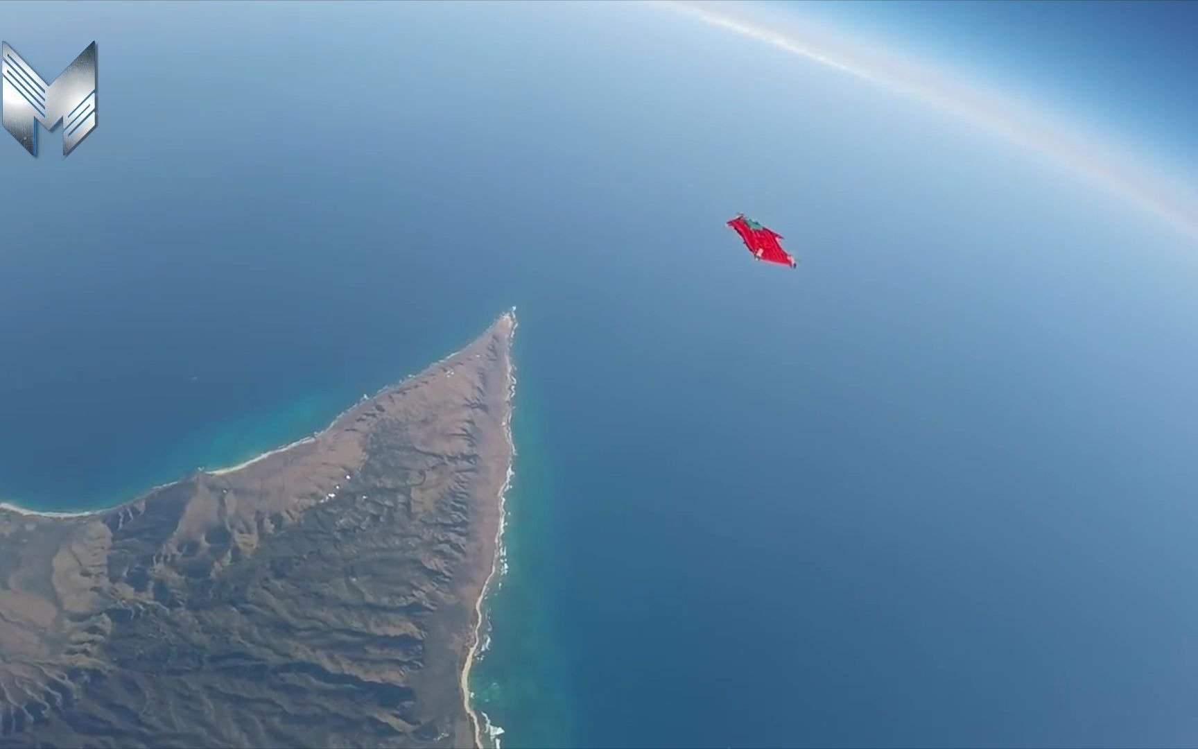 震撼从6000米高空一跃而下翼装飞行海面与地平线交融