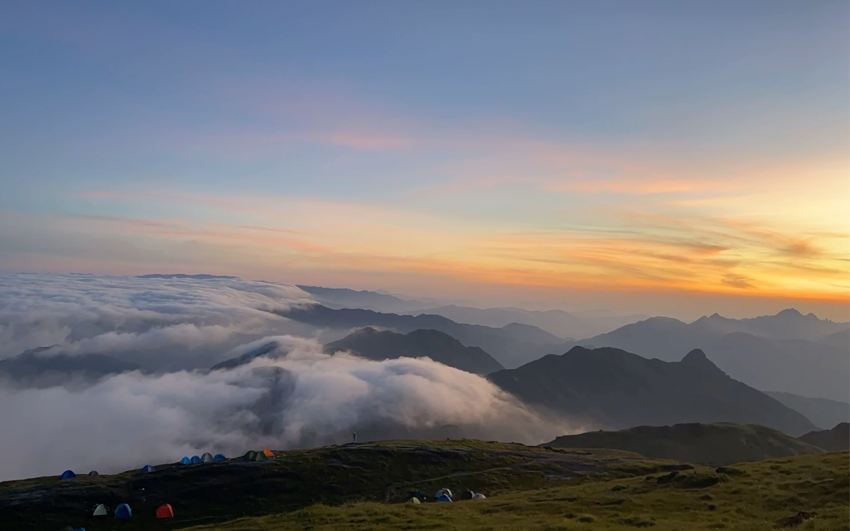 山顶云海图片