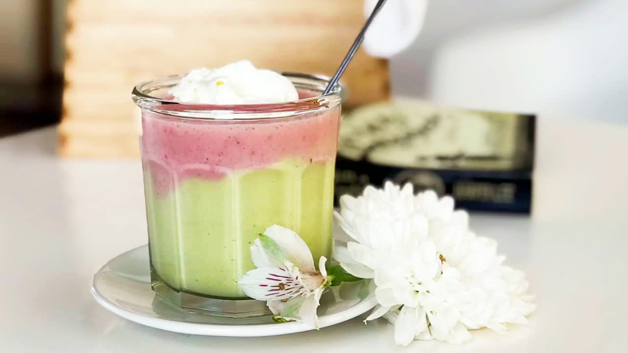 【草莓牛油果双色奶昔】元气满满的营养饮品_哔哩哔哩_bilibili