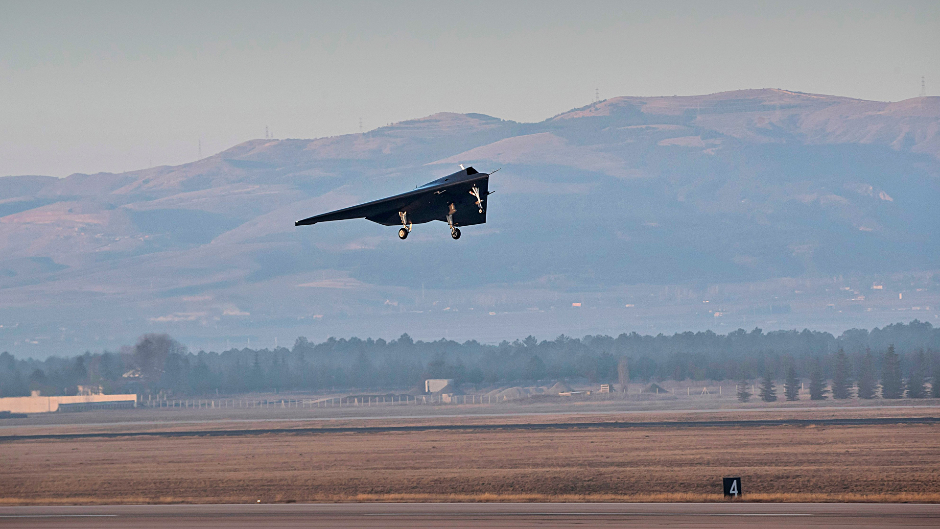 土耳其"安卡-3"隐形无人战机首飞成功,可用多型导弹打击目标
