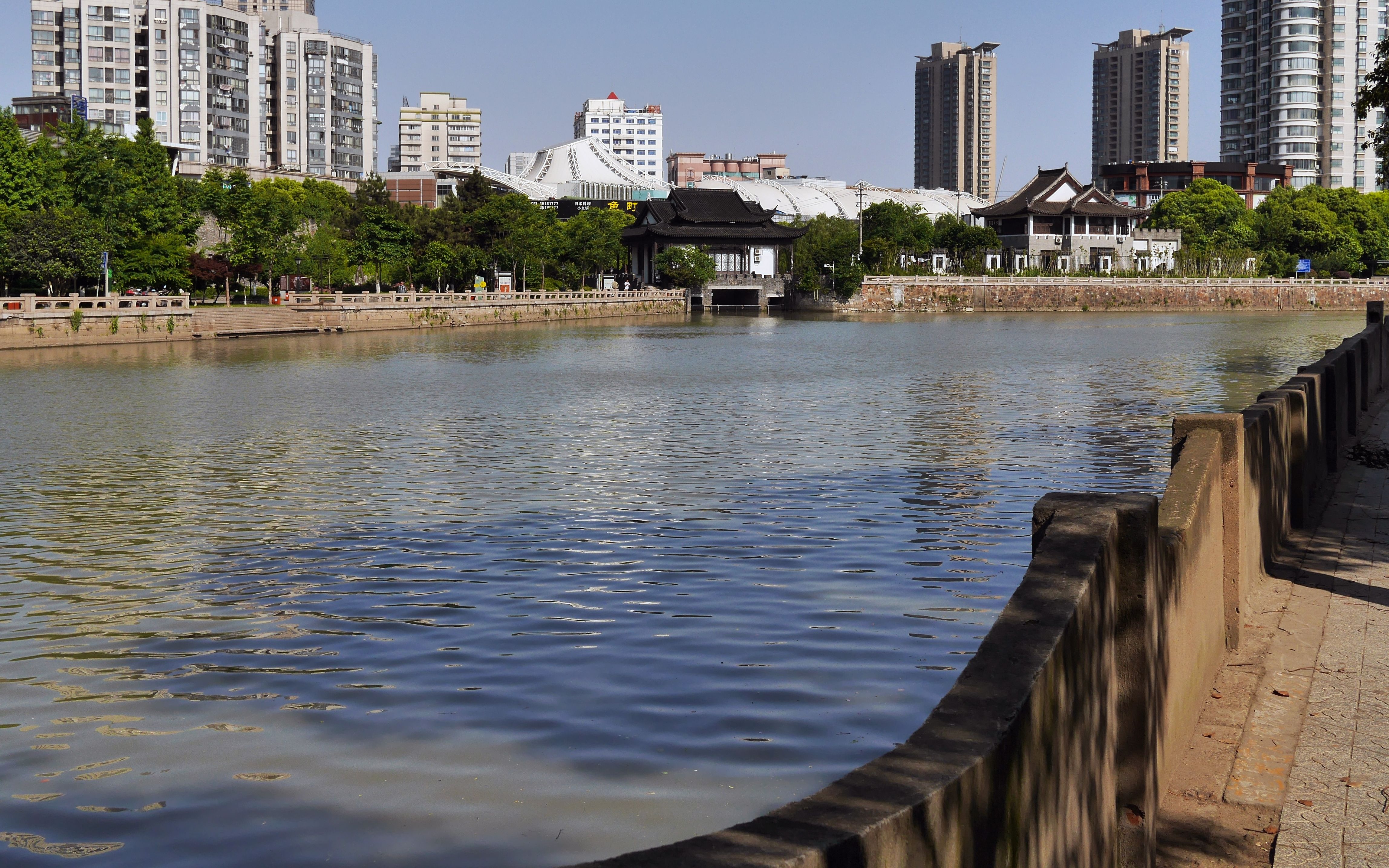 [图]京杭大运河在常州穿城而过，千百年来，古老的运河是常州的母亲河，当今的常州古运河，已成为一条融风景名胜和历史人文景观于一体的旅游景观走廊，可步行也可乘坐游船游览