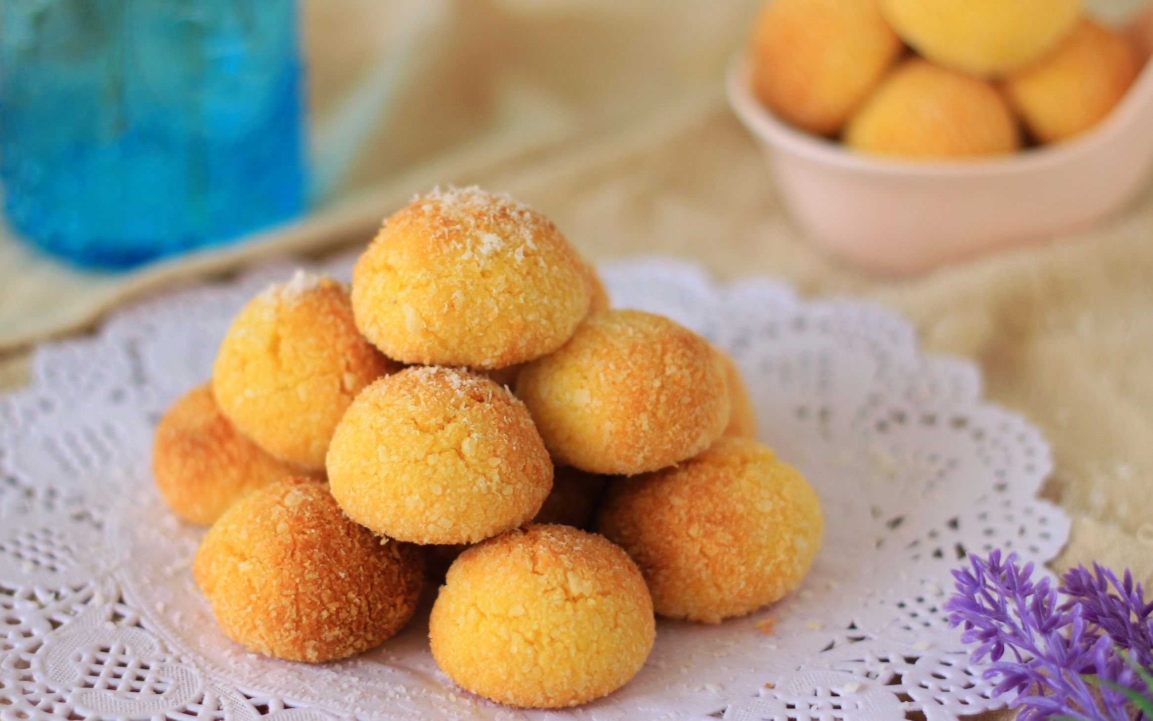 散发浓浓椰香的椰蓉球吃后绝对是流连忘返