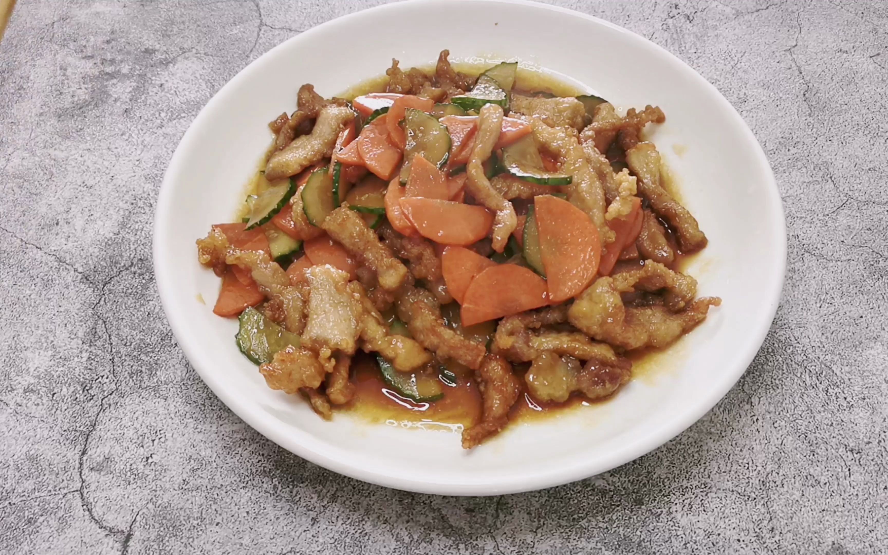焦熘肉段,吃一次忘不了的溜肉段,直接放淀粉就错了,教你正确做法,外焦