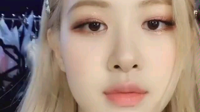 [图]【roses_are_rosie】BLACKPINK 朴彩英 肉肉涂口红