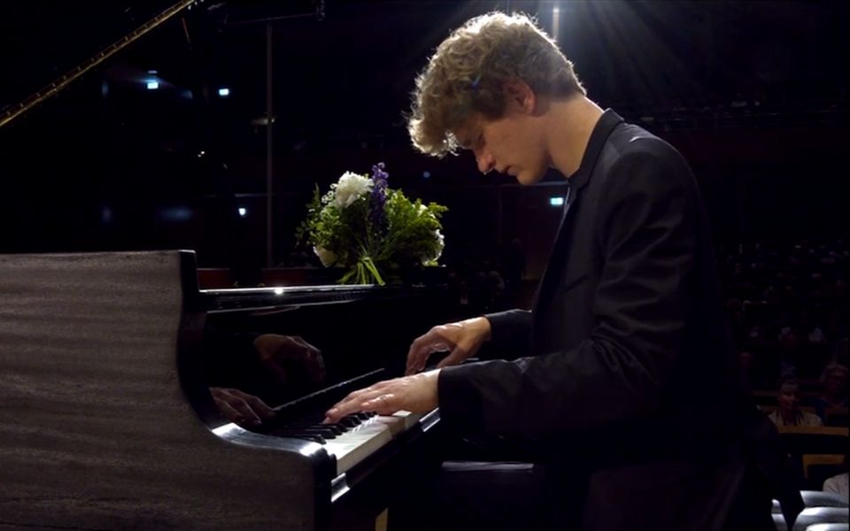 [图]肖邦《降B小调夜曲》Chopin Nocturne No.1 in B flat minor Op.9/1 Jan Lisiecki