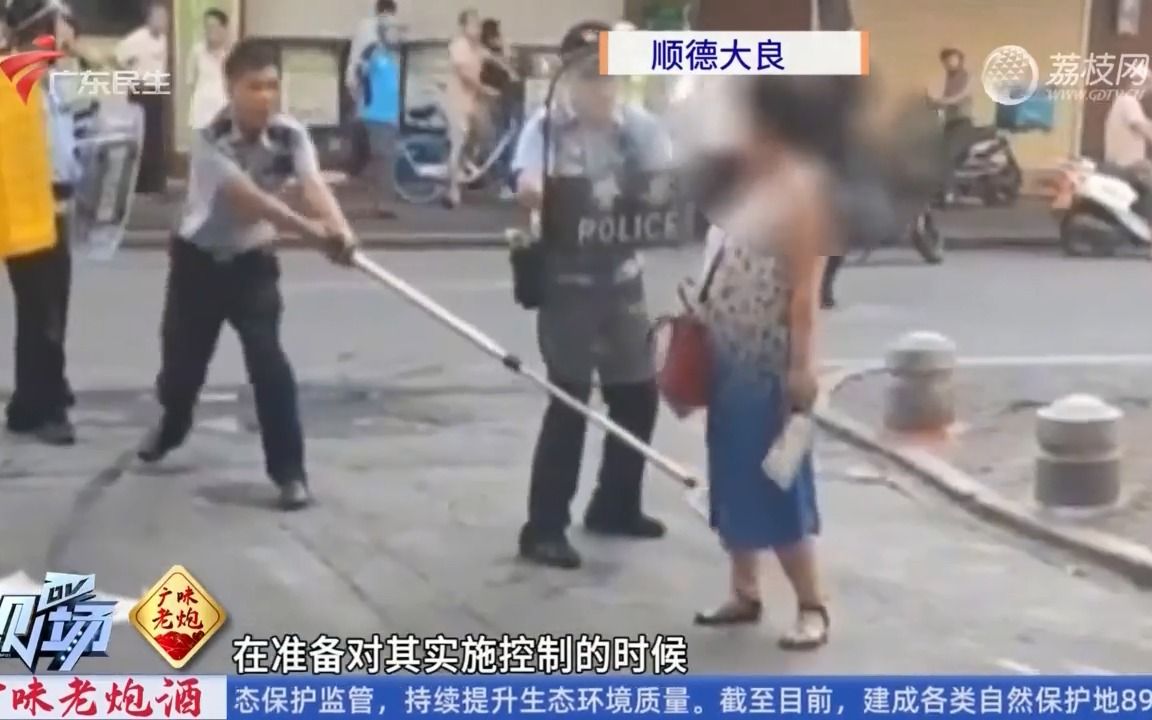 【粤语新闻】顺德大良:阿婆手持双菜刀上路被民警当场拿下哔哩哔哩bilibili