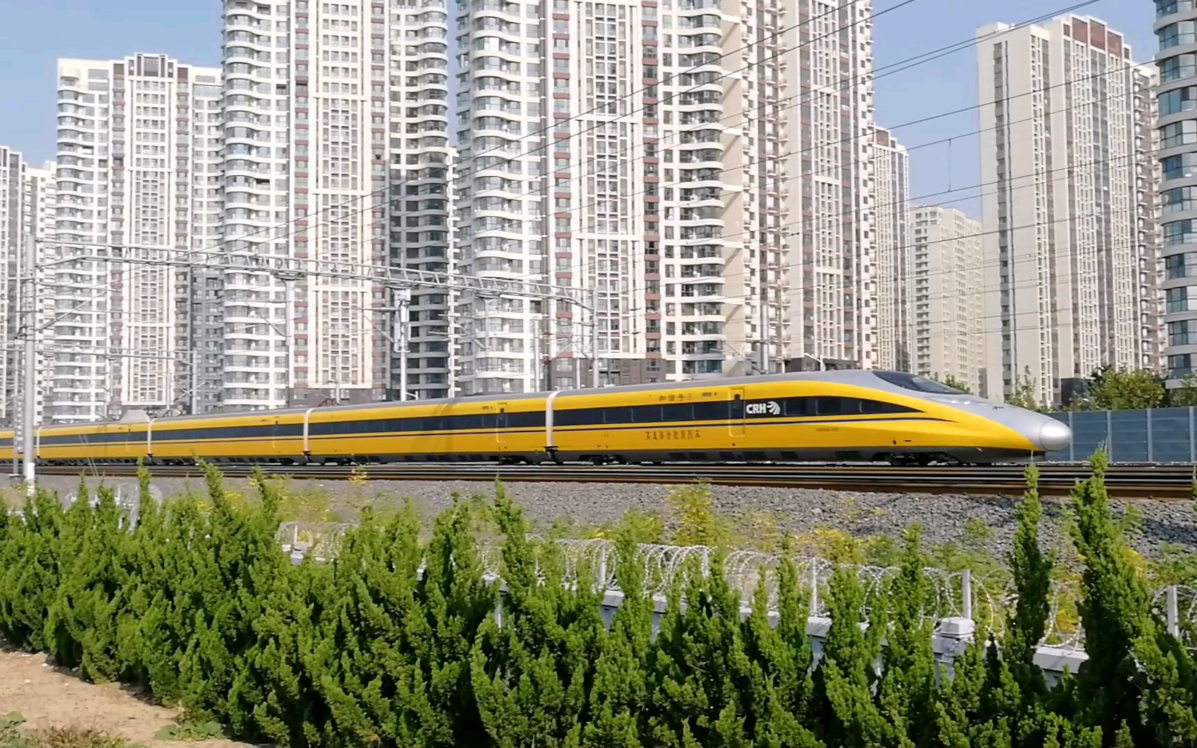 crh380aj-0203检测车,摄于青岛北站北侧环湾路,济青高铁与青连铁路