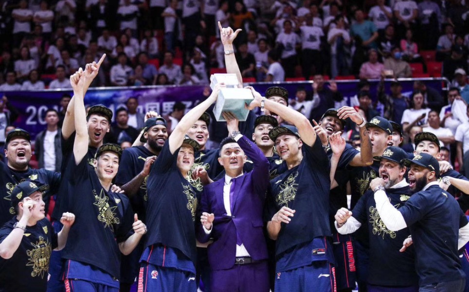 20190503《体育世界》广东横扫新疆第九次夺冠 易建联荣膺总决赛mvp