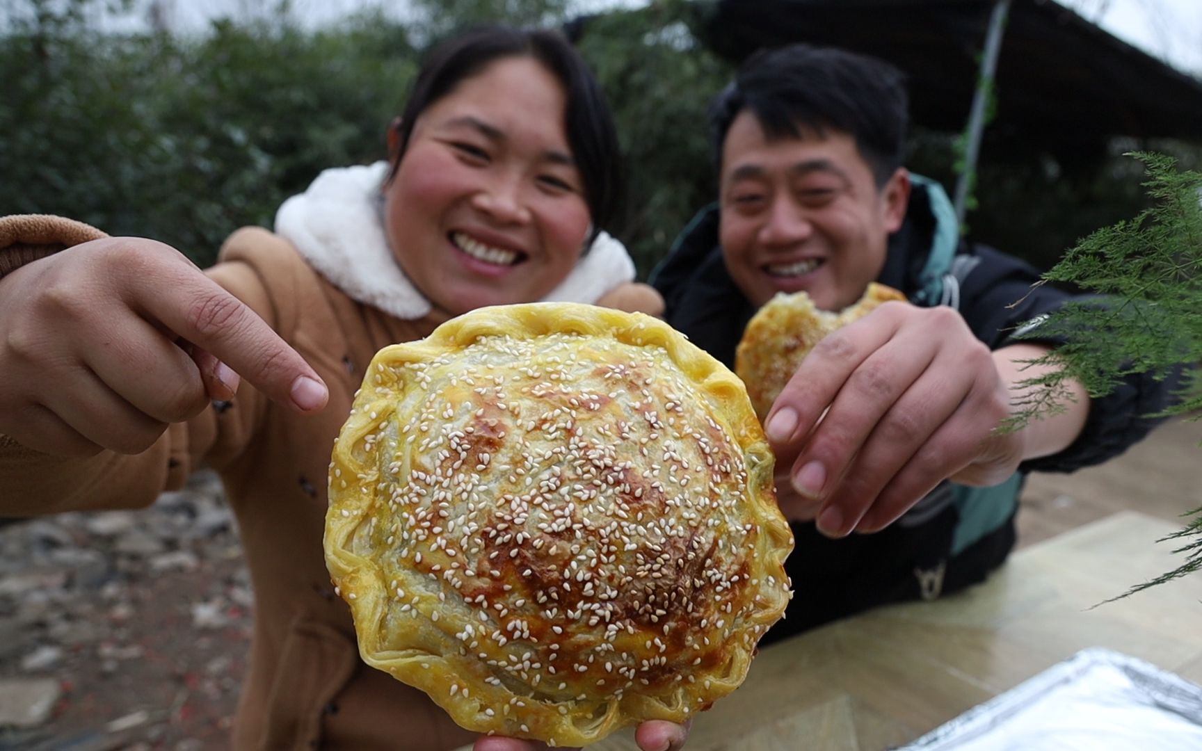 说出来你可能不信,胖妹做梅干菜扣肉饼,酥脆咸香,咋吃都不腻哔哩哔哩bilibili