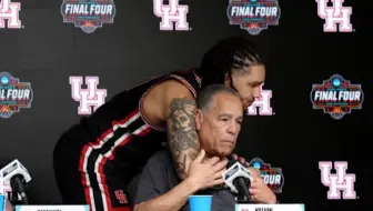 执教生涯仍然缺少NCAA冠军！休斯顿大学69岁老教头Kelvin Sampson