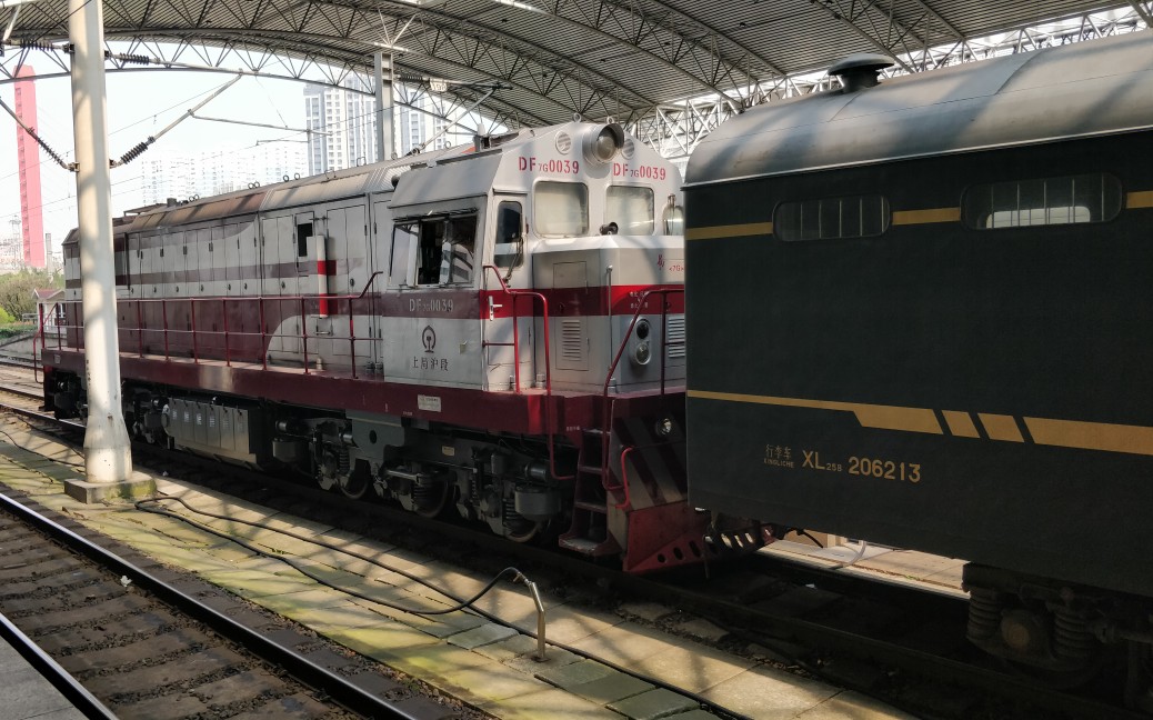 【铁路随拍】 df7g牵引合段空车底上海站正线发车 xl25b,原色25g和两
