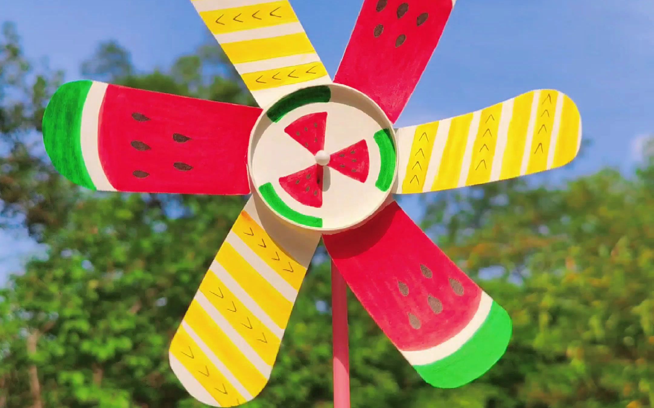 夏天到了,用纸杯给孩子做一个西瓜风车吧,看着就很清凉