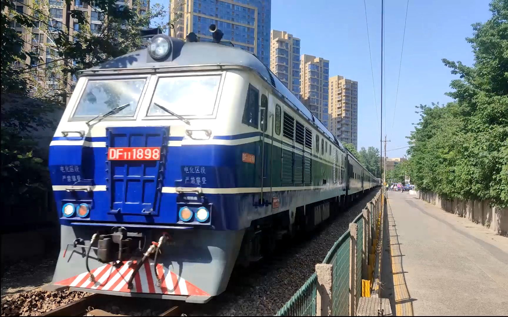 520大礼:众人争睹上局合段df11-1898"伟人"号机车牵引特237次