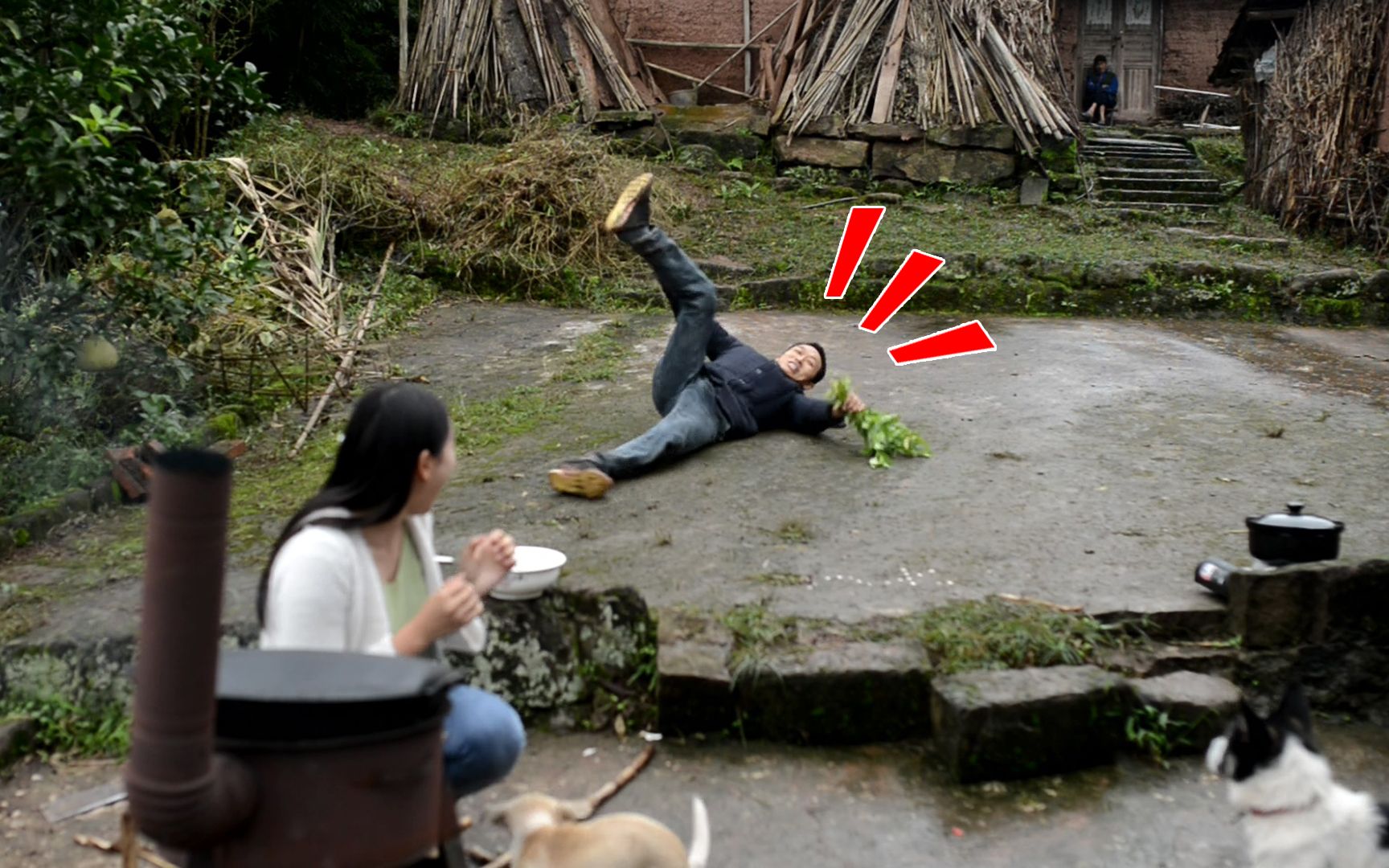 农村路太滑管子哥在阳小月面前摔个四脚朝天还好有美食可慰藉