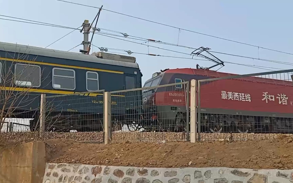 k2666次通过创新大道南同蒲铁路涵洞