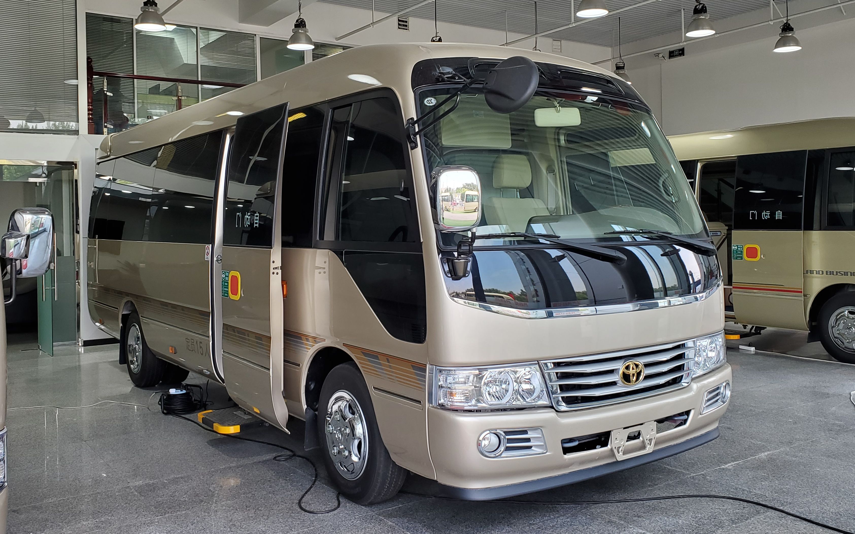 丰田考斯特豪华巴士,出行接待用车典范