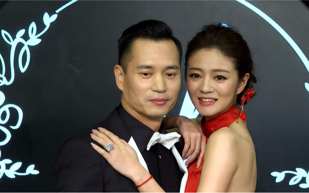 安以轩18克拉的大钻戒套在手上,各路明星纷纷前来恭贺