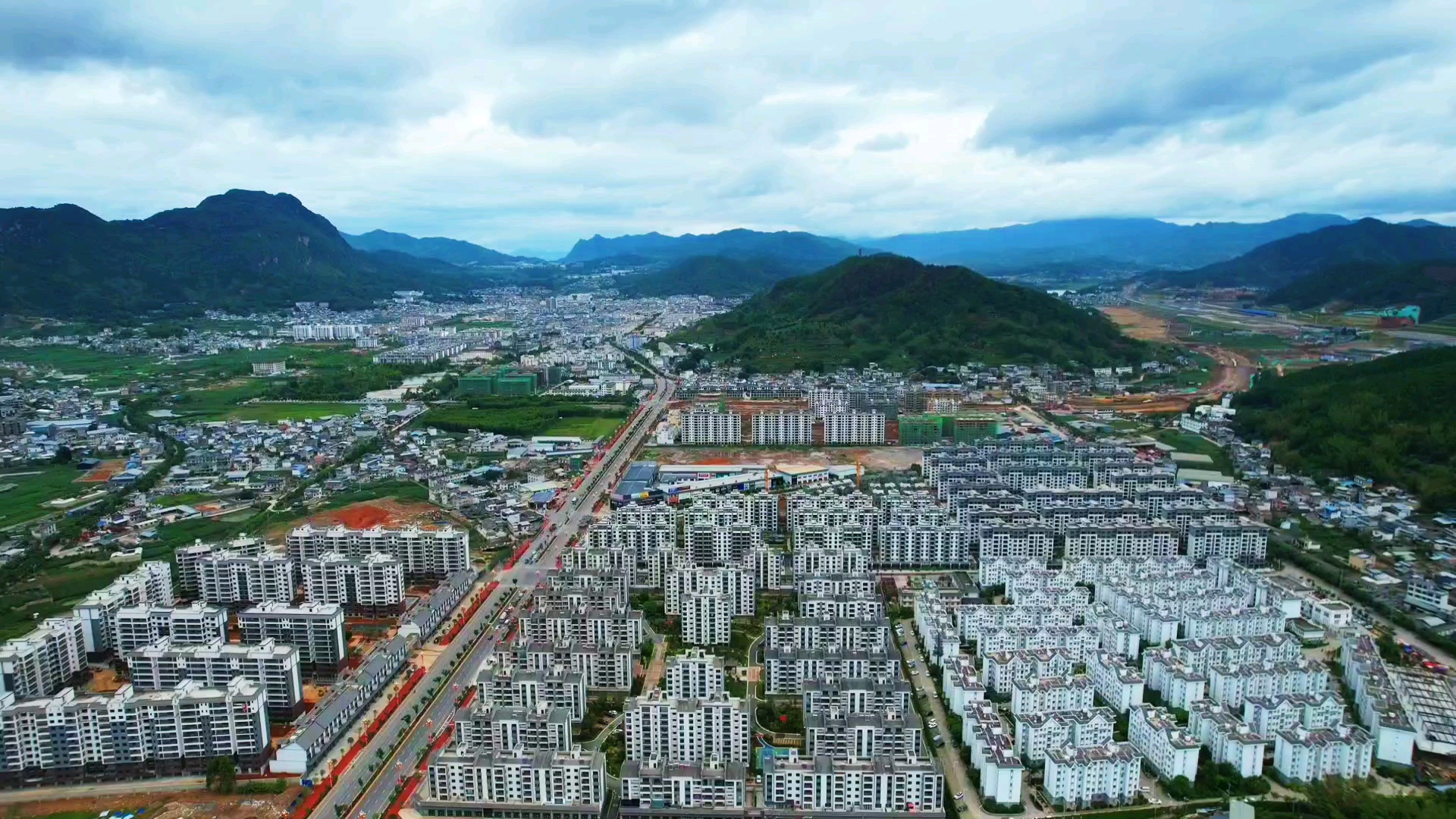 宁洱新县城,往南部发展,与东部火车站连接成新区.