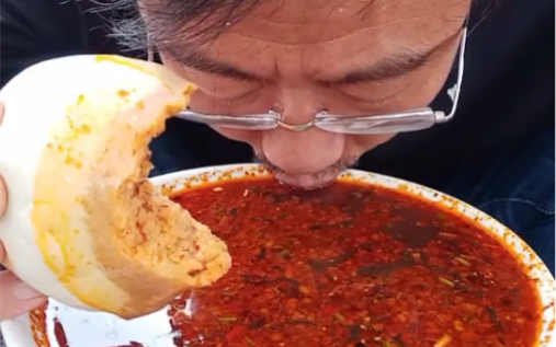 孙校长生活又困难了五毛钱买个馒头喝窜稀汤