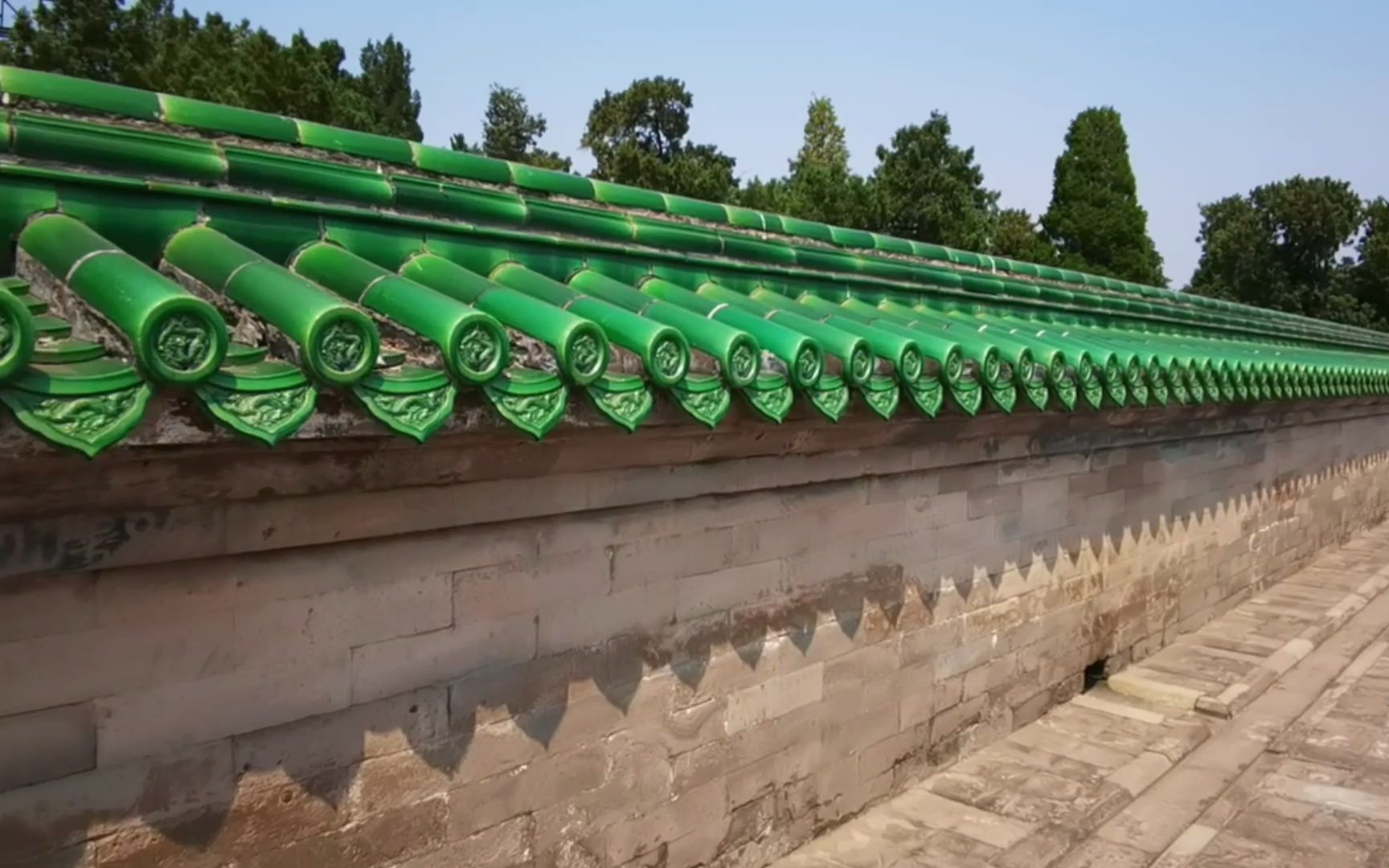 绿色的琉璃瓦犹如钢琴的琴键