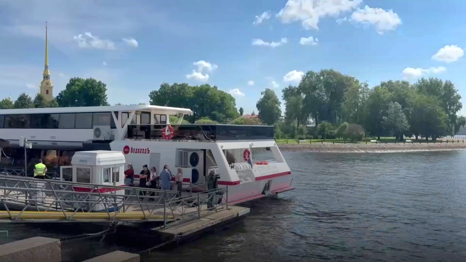 圣彼得堡新型观光电动船"斯特列利纳号"