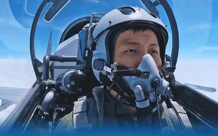 歼-16飞行员俯瞰祖国宝岛深情歌唱"我的战鹰绕着宝岛飞,捎来故乡的