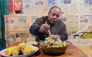 Скачать видео: 邻居给了一只母鸡，大爷猛怼一顿小鸡炖酸菜，大口吃肉喝酒，看着真过瘾！