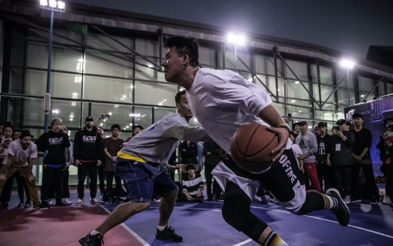 谁能赢?头盔哥单挑欧美街球高手