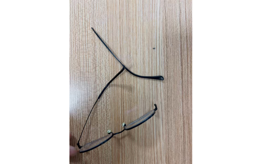 戴了一天单腿眼镜