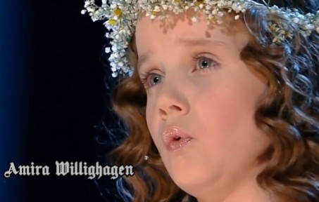 [图]古典音乐 | Ave Maria 演唱 圣母颂 巴赫 9岁的Amira Willighagen 高清 HD 2013 Hollands Got Talent