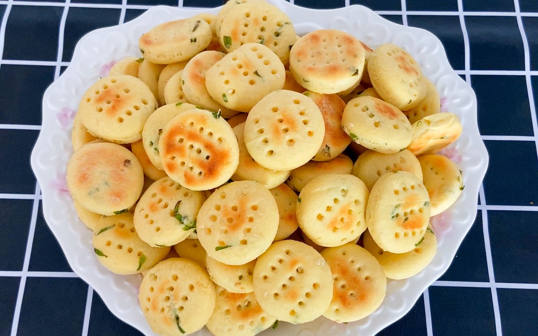 活动  自制香酥葱花小饼干,面粉中多加这两样食材,香酥可口大人小孩都
