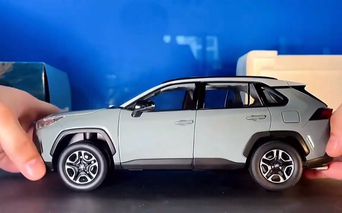 丰田RAV4 1:18微型压铸模型拆箱!哔哩哔哩bilibili