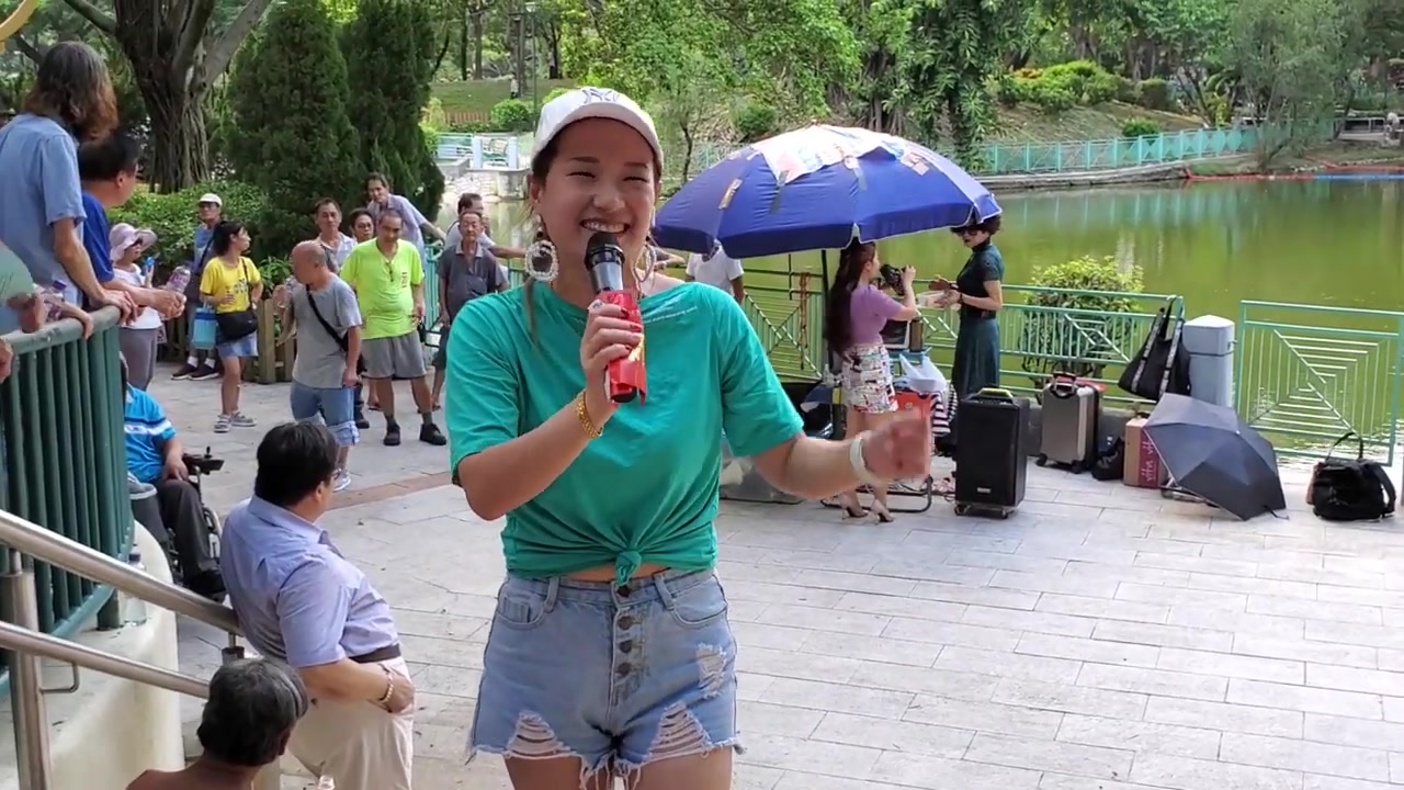 街头艺人妙妙演唱999朵玫瑰人美歌甜吸引众人围观