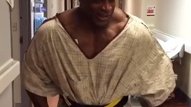 强大的祖师爷罗尼库尔曼手术后2天爽朗的笑容太治愈人了